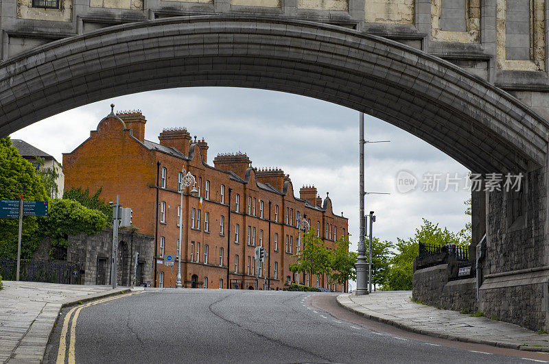 在爱尔兰都柏林克赖斯特彻奇附近，Covid - 19期间空荡荡的城市街道。